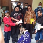 Ketua DPRD Gresik Abdul Qodir dan Wakil Ketua Mujid Riduan saat menerima kambing dari Aliansi WC. foto: SYUHUD/BANGSAONLINE.