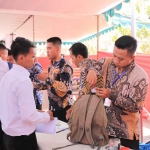 Petugas saat menggeledah peserta SKD CPNS Kemenkumham di Jawa Timur.