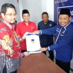 Teno saat menyerahkan formulir kepada Hasjim, Ketua DPD Partai NasDem Kota Pasuruan.
