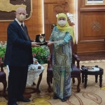 Gubernur Jatim, Khofifah Indar Parawansa, saat menerima Dubes Indonesia untuk Rumania merangkap Republik Moldova, M Amhar Azeth. Foto: DEVI FITRI AFRIYANTI/BANGSAONLINE