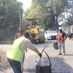  Proses perbaikan jalan di wilayah Gempol.