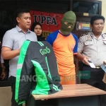 Pelaku diamankan di Mapolres Jombang beserta barang bukti. foto: RONY S/ BANGSAONLINE