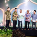 Direktur Utama Petrokimia Gresik, Daconi Khotob (tiga dari kiri) didampingi jajaran direksi menyerahkan bantuan operasional tempat ibadah. (Ist)