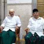 Prof. Dr. KH. Asep Saifuddin Chalim, M.A., saat silaturahim ke KH Kafabih Mahrus Ali, di Ndalem Kasepuhan Pondok Pesantren Lirboyo Kediri, Selasa (25/5/2021). foto: mma/ bangsaonline.com