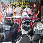 Satreskrim Polres Bangkalan menghadirkan tiga tersangka berinisial MZ, MS, dan MJ dalam rilis kasus pencurian 11 sepeda motor di 13 TKP di wilayah Kota Bangkalan.