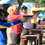 Para anggota Polwan saling bersaing dalam lomba menembak memperingati HUT Polwan.