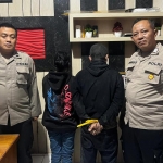 Kedua pelaku saat diamankan di Mapolsek Balongpanggang. Foto: Ist.
