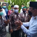 Kepala BNPT Boy Rafli Amar saat menyapa kombatan teroris di Desa Tenggulun. (foto: TRIWIYOGA/ BANGSAONLINE)