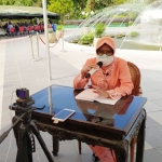 Wali Kota Risma menyampaikan pidato Hari Jadi Kota Surabaya yang ke–727 di dapur umum penanganan Covid-19 halaman Balai Kota Surabaya, Minggu (31/5). foto: YUDI A/ HARIAN BANGSA