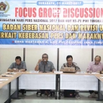 Ketua PWI Jatim Ahmad Munir saat membuka FGD.