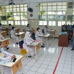 Dinas Pendidikan (Dispendik) Kota Surabaya saat menggelar simulasi sekolah tatap muka bagi pelajar kelas IX SMP. (foto: ist)