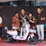 CEO AMM Grup, Herry Soesanto saat memberikan hadiah kepada pemenang dalam acara touring dan gathering di Ruko Simpang Tiga Jombang.