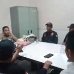 Perwakilan dari LSM Harimau saat mediasi di Mapolres Probolinggo.