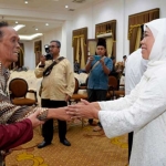 Gubernur Jawa Timur Khofifah Indar Parawansa melepas calon Jamaah Haji (CJH) Aparatur Sipil Negara (ASN) dan Pegawai Tidak Tetap (PTT) di lingkungan Pemprov Jatim di Gedung Negara Grahadi Surabaya.