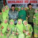 Pakde Karwo, Gus Ipul dan Ketua Umum PP Muslimat NU, Khofifah berfoto dengan Pengurus Wilayah Muslimat NU Jatim Periode 2010-2015 di Hotel Solaris Malang.