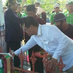 Anggota DPR RI Surya Alam bersama para buruh saat menaburkan bunga di makam Marsinah. foto: SYUHUD/ BANGSAONLINE