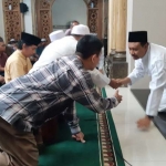 Gus Ipul bersalaman dengan para jamaah usai menjadi Imam Salat Jumat.