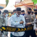 Massa aksi saat demo ke Kantor Disdukcapil Pamekasan.