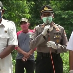 Polsek Sampung dan Koramil dibantu Pemdes Ringin Putih berikan bantuan paket sembako dan makan bagi orang tua pasien positif Covid-19.