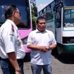 Anggota Komisi D DPRD Provinsi Jawa Timur, Satib (kanan) saat melakukan sidak ke Terminal di Kecamatan Arjasa, Jember.