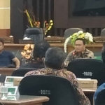 Ketua Komisi I DPRD Situbondo, Hadi Prianto, bersama sejumlah anggota dalam audiensi dengan DPMD, Inspektorat, dan warga beserta Pemdes Selomukti.