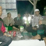 Anggota Satlantas Polres Pasuruan dan jajaran dari Polsek Pandaan saat melakukan ronda malam keliling dalam rangka Ops Simpatik 2017. foto: M ANDY FAKHRUDIN/ BANGSAONLINE