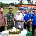 Wakil Manager PTPN XII Ngrangkah Pawon Tatang Setiawan (kiri ke kanan), Public Relation (PR) Manager PT Gudang Garam Tbk Iwhan Tri Cahyono, Dandim Kediri Letkol Kav. Dwi Agung, Kades Satak Linawati, Kades Puncu Hengki Dwi Setiawan. (foto: MUJI HARJITA/ HARIAN BANGSA).