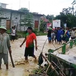 Luapan air sungai avur di Desa Pucangan, Kecamatan Palang juga meluber menggenangi jalan poros desa.