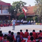 Pj Wali Kota Mojokerto, M. Ali Kuncoro, saat mengajak pelajar bersepeda.
