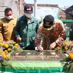 Bupati Yuhronur Efendi didampingi Rektor Unisla Bambang Eko Mulyono saat menandatangani prasasti. 