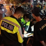 Satlantas Polres Pamekasan saat melakukan razia balap liar di depan Kantor Bupati Pamekasan. 