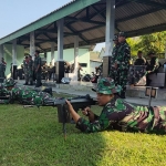 Suasana latihan menembak yang dilakukan prajurit Kodim 0830/Surabaya Utara.