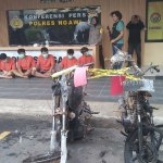 Pelaku pembakaran dua sepeda motor di Ngawi.