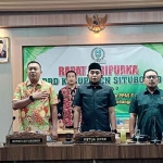 Bupati Situbondo bersama wakilnya, serta pimpinan dewan di hadapan peserta rapat paripurna.