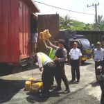 Tim gabungan saat melakukan penggeledahan terhadap mobil boks milik pengendara.