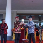 PJ Wali Kota Batu, Aries Agung Paewai, saat menyerahkan piala adipura kepada Asmadi ketua dewan setempat sebagai perwakilan rakyat.