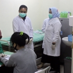 Salah satu calon mahasiswi yang sedang di-rapid test oleh petugas. 