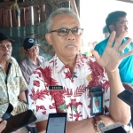 Kepala Dinas Lingkungan Hidup (DLH) Bangkalan Hadiri memberikan penjelasan kepada media terkait kondisi TPA di Desa Buluh, Kecamatan Socah.