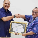Kepala BPJS Kesehatan Cabang Gresik, Janoe Tegoeh Prasetijo menyerahkan piagam penghargaan kepada Direktur Rumah Sakit Muhammadiyah Lamongan. (Ist)
