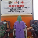 Suasana donor darah yang dilakukan PWI Tuban.