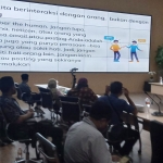 Para peserta semiloka saat mengikuti materi yang diberikan oleh para narasumber.