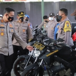 Kapolres Kediri AKBP Agung Setyo Nugroho (kiri) saat memeriksa kendaraan roda dua yang digunakan bhabinkamtibmas untuk melayani masyarakat. Foto: Ist.