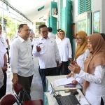 Wali Kota Eri Cahyadi saat melakukan peninjauan SPMB di SDN Kaliasin. Foto: Ist.