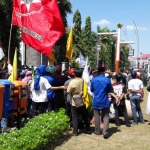Aksi demo menolak revitalisasi alun-alun di depan kantor Pemkab Gresik. foto: SYUHUD/ BANGSAONLINE