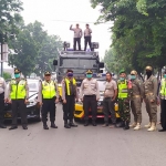 Polresta Sidoarjo, Kodim 0816 Sidoarjo, Satpol PP, serta instansi terkait foto bersama usai melakukan penutupan sejumlah ruas jalan untuk penerapan physical distancing.