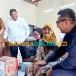 Pj Wali Kota Mojokerto, Moh. Ali Kuncoro, saat berkunjung ke rumah lansia. Foto: ROCHMAT SAIFUL ARIS/BANGSAONLINE