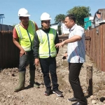 Kepala Badan Perencanaan Pembangunan Kota (Bappeko) Surabaya Eri Cahyadi saat sidak di lokasi proyek box culvert Manukan-Sememi, Rabu (12/6/2019) siang. foto: YUDI ARIANTO/ BANGSAONLINE