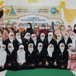 Para santriwati Pondok Pesantren Al-Quran Asy-Syahadah Tambak Wedi Gang Lebar Blok H no 5 Kenjeran Surabaya saat diwisuda setelah lulus menghafal al-Quran 30 juz. Foto: ist/bangsaonline.com