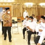 Bupati Gresik Fandi Akhmad Yani didampingi Kepala Dinas Kesehatan Gresik Ghozali dan Anggota Fraksi Demokrat Suberi saat sosialisasi serbuan vaksinasi. (foto: SYUHUD/BANGSAONLINE)