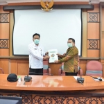 Bupati Sambari saat menerima sertifikat dari Kepala Agraria dan Tata Ruang/Badan Pertanahan Nasional (ATR BPN) Kabupaten Gresik, Asep Heri. (foto: ist).